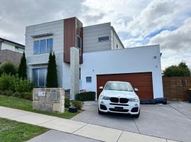 Hotel foto: Gungahlin Luxe 5 Bedroom 2 Storey Home with Views Canberra