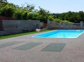 Hotel Foto: House - 4 Bedrooms with Pool - 4093