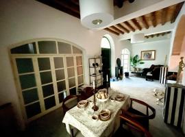 Hotel Foto: Traditional House in the Old City By Platform 357