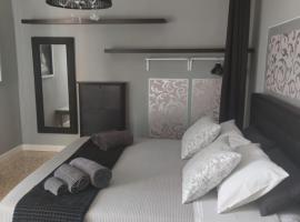 Hotel Foto: Spazio d'arte 372- Three rooms -near the center and train station