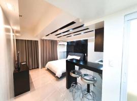 รูปภาพของโรงแรม: Burgundy McKinley Place Service Apartment