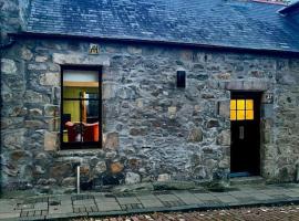 Фотографія готелю: Historic Cottage in the Heart of Old Aberdeen.