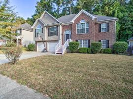 A picture of the hotel: Spacious Acworth Home with Deck about 1 Mi to Lake