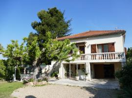 Hotel Photo: Appartement avec véranda donnant sur le jardin