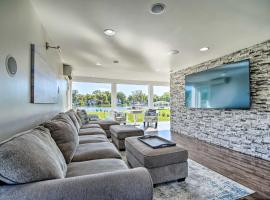 Home on Fox River Modern Decor Style!, hotel in McHenry