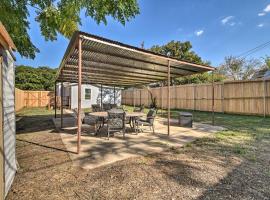Foto do Hotel: Arlington Elm Cottage with Fenced Yard and Patios!