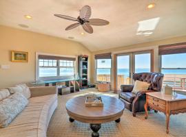 Хотел снимка: Waterfront Retreat with Deck about 7 Mi to Boston!