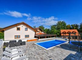 A picture of the hotel: Amazing Home In Vinogradi Ludbreski With Outdoor Swimming Pool, Wifi And 10 Bedrooms