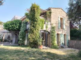 酒店照片: Charming stone villa with pool & garden