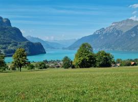 होटल की एक तस्वीर: Gemütliche Ferienwohnung zwischen See und Bergen