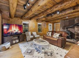 מלון צילום: NEW!! Entire Log Home with *PRIVATE Hot Tub