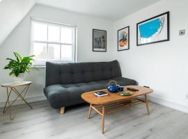 Hotel Foto: Newly Renovated Central One-Bedroom, 99 Steps to the Sea