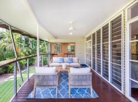 Hotel Photo: Luxe Treehouse Stay with Pool in the Tropics