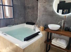 Hotel fotografie: "The Love Room Bandol" Jacuzzi & Vue Mer