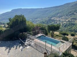Хотел снимка: Gites en Ardèche avec Piscine et vue magnifique sur la vallée
