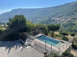 Hotel Foto: Gites en Ardèche avec Piscine et vue magnifique sur la vallée