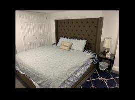 Hotel fotoğraf: Brand new bedroom with Tv next JHU