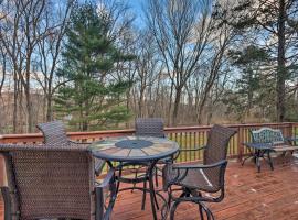 Foto do Hotel: Family-Friendly Woodbury Home with Yard and Deck!