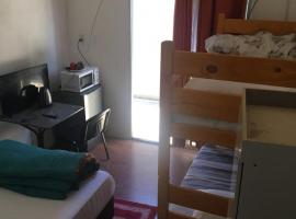 N1-3 Apto Céntrico Pequeño Habitación C/ Aire Acondicionado P/4 Personas Baño Privado, hotel in Artigas