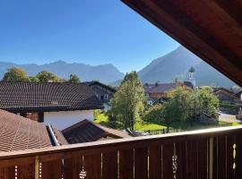होटल की एक तस्वीर: Dachgeschosswohnung mit traumhaftem Zugspitzblick bei Garmisch