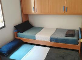 Hotel fotografie: Doble or individual bed near Sevilla Center FREE PARKING