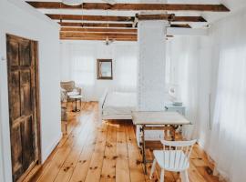 Фотография гостиницы: An authentic, rustic luxurious little single family home in Old Town. All yours.