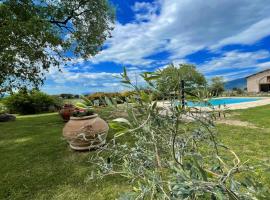 Hotel Photo: Exclusive Pool-open All Year-spoleto Biofarm-slps 8-village shops, bar1 km 2