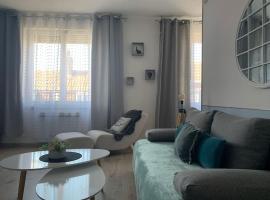 38 Maison entière,place de parking et garage pour moto velo a la demande, Hotel in Dunkerque