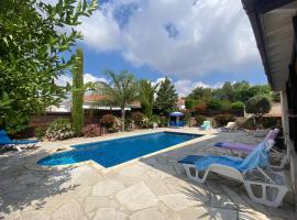 LE CAROUBIER splendid 3 bedrooms bungalow, hotel v destinaci Zanaja