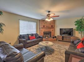 รูปภาพของโรงแรม: Charming Family Home about 16 Mi to Dtwn Dallas!