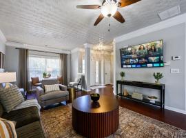 Hotel Photo: Stay In This Chic Townhome Near Olde Rope Mill