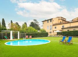 Hotel fotografie: Epoque villa with private garden and pool by VacaVilla