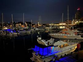 사우샘프턴에 위치한 호텔 LUXURY 40 FOOT YACHT ON 5 STAR OCEAN VILLAGE MARINA SOUTHAMPTON - minutes away from city centre and cruise terminals - Free parking included