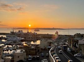 ホテル写真: Seafront Apartment with Balcony Overlooking Marina