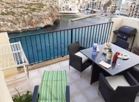 Hotel foto: Seafront Penthouse with Terrace in Xlendi, Gozo