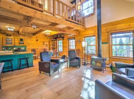 Foto do Hotel: Secluded Black Hawk Log Cabin with Fire Pit!