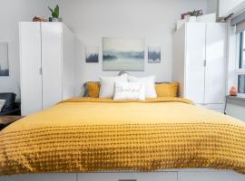 Top Floor on Okanagan Lake with AC & Heated Pool, ξενοδοχείο σε Βερνόν