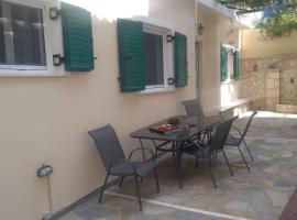 รูปภาพของโรงแรม: Detached house with a lovely yard 5' walk from Metro Station Agios Dimitrios and METRO MALL