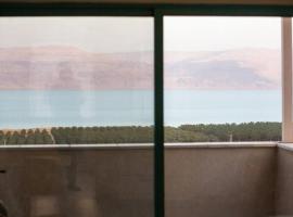 family apartment Dead-sea view, hotel in Ovnat