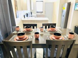 Brand New - Bungalow - Ocean View - Discovery Bay, hotel i Discovery Bay