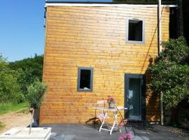 Foto di Hotel: Maison de 2 chambres avec jardin amenage et wifi a Poitiers