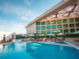 Mövenpick Grand Al Bustan, ξενοδοχείο στο Ντουμπάι
