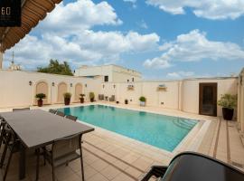 Hotel Foto: LUX VILLA with amazing BBQ, Pool Area & WIFI by 360 Estates