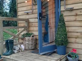 호텔 사진: Cosy Double Shepherds Hut In Beautiful Wicklow With Underfloor Heating Throughout