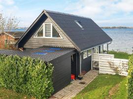 Hotel kuvat: 4 person holiday home in Middelfart