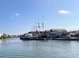 A picture of the hotel: Bristol townhouse with harbour views. Sleeps 7