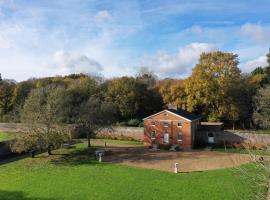 Hotel Foto: The Walled Garden at Woodhall Estate