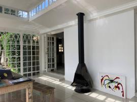 Хотел снимка: Cheerful 3-bedroom home indoor & outdoor fireplace