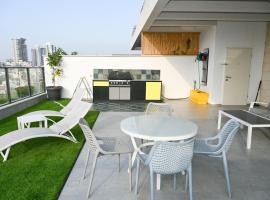 Hotel Photo: Luxurious penthouse for couples in Kiryat Mozkin