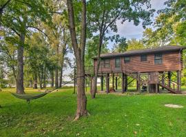 Hotel fotoğraf: Cozy Riverfront Getaway Fishing On-Site!